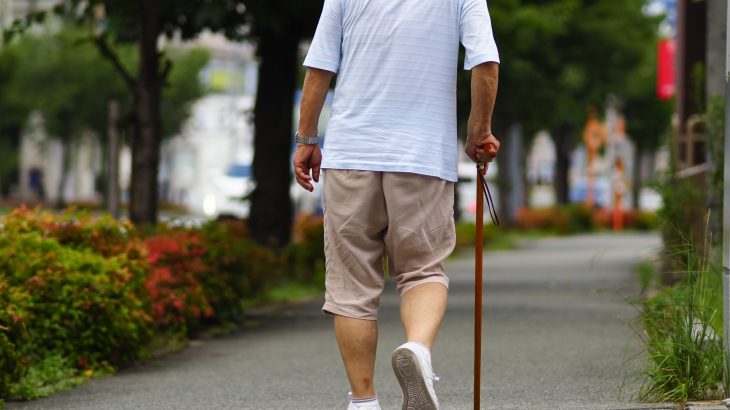 障害者にとって杖歩行は雨降りの転倒リスクが高くなる